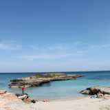 L'Isoletta � chiamata cos� perch� dinanzi alla spiaggia emerge dal mare una piccola �isola� scogliosa che in primavera si ricopre di margherite gialle